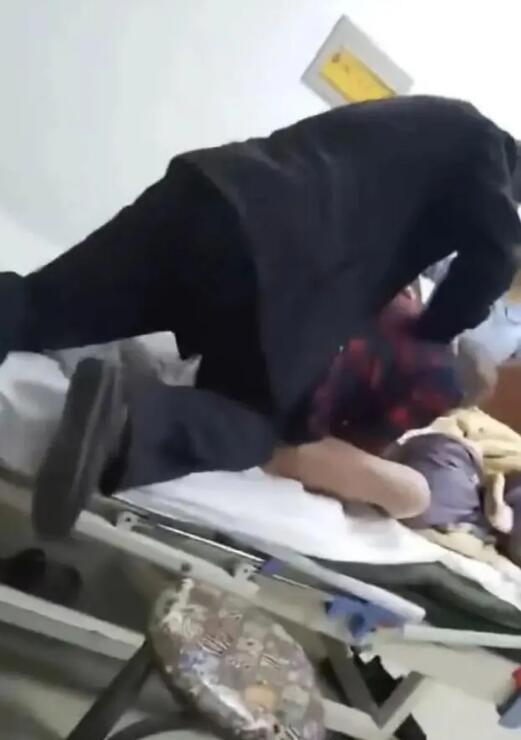 男子回應對病床上父親動粗打罵 父親鬧脾氣不肯復健