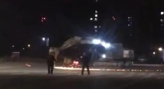 鄭州一挖掘機在馬路中間瘋狂破壞 現場至少一輛轎車被破壞