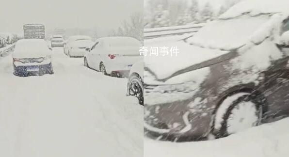 威海大雪致大量車輛擁堵動彈不得 積雪淹沒半個車輪