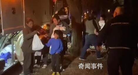 三輛大巴運送移民至美副總統家門口 白宮抨擊危險且可恥的表演
