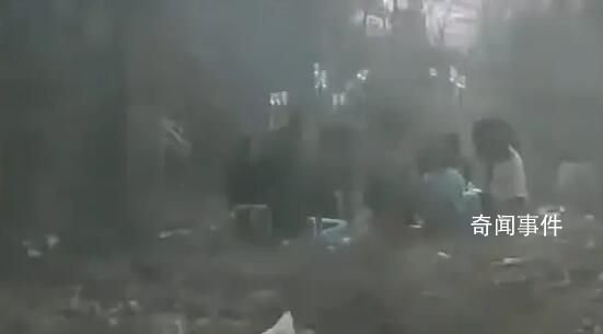 村民在煙霧繚繞的樹林里打吊瓶 近期生病的比較多鄉村診所容納能力有限