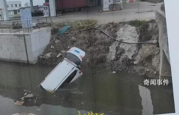 武漢120闖紅燈撞車后被指見死不救 致被撞司機溺亡