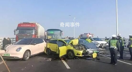 鄭州200多車(chē)相撞事故已致1死 11人已獲救