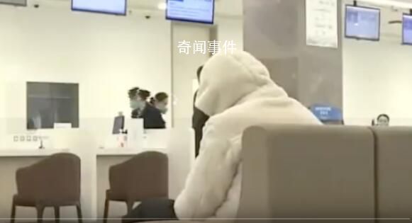 怕咳嗽影響同事 小伙憋咳致暈厥