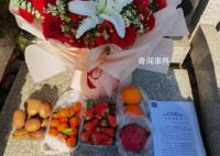 江秋蓮去江歌墓前讀判決書(shū) 將判決書(shū)擺在了女兒的墓前