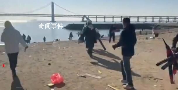 跨年夜后海灘留下滿地煙花垃圾 200多米海岸線清理出上千斤垃圾