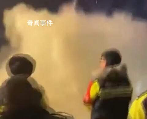 男子放煙花被城管用滅火器狂噴 針對(duì)此現(xiàn)象已上街勸阻市民上萬余人次