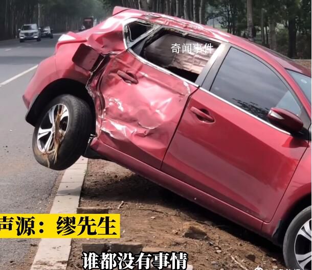 夫妻出車禍有驚無險現場拍照留念 這老公的心態也讓人稱贊