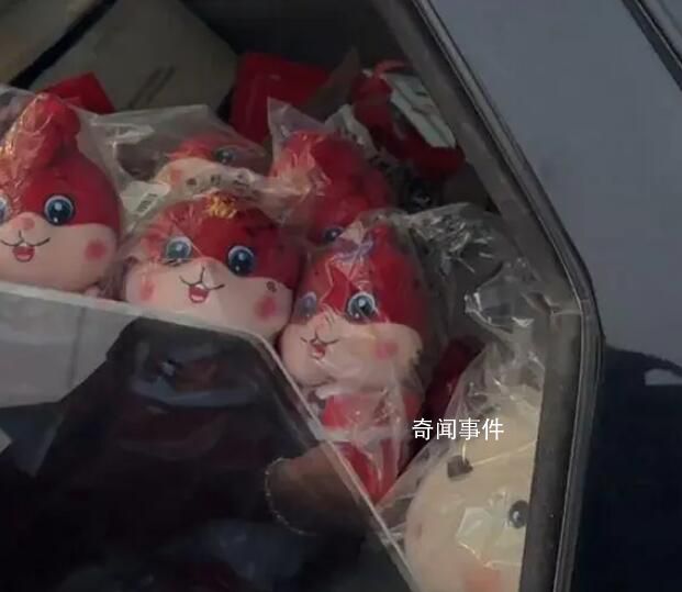 98年哥哥返鄉給15弟妹買一車禮物 塞滿整個后備箱