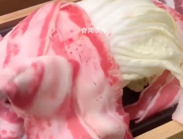 女子吐槽68元一盤羊肉只有幾片 墊白菜充數