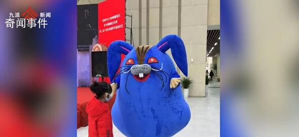 兔年郵票發售現場藍兔子真身遭吐槽 像惡魔大不吉
