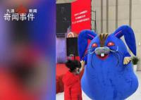 兔年郵票發售現場藍兔子真身遭吐槽 像惡魔大不吉