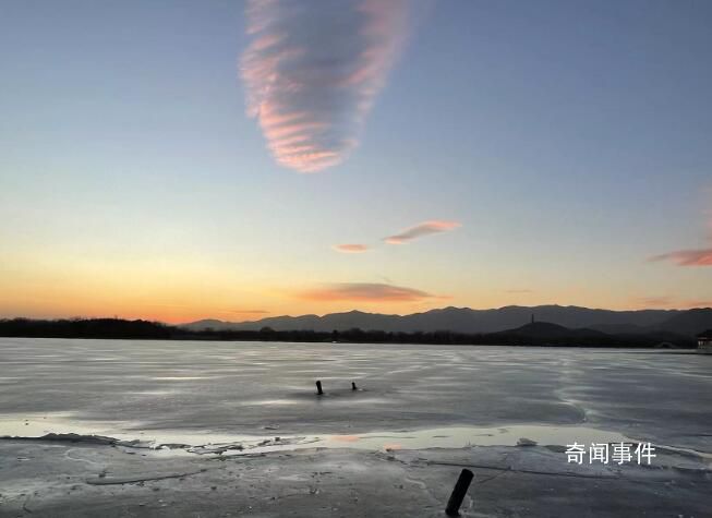 北京天空現(xiàn)絕美多層飛碟云 酷似龍卷風(fēng)