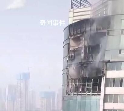 重慶一高樓起火大塊碎片掉落 暫無人員傷亡報告
