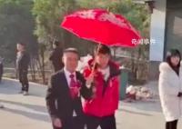 短發新娘不穿婚紗被誤認成伴郎 網友：這位新娘帥氣又可愛