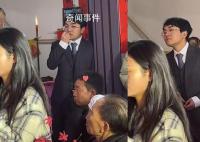 新郎接親時淡定嗑瓜子迎新娘 對此網友議論紛紛