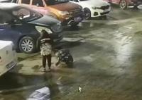 男童放鞭炮炸飛三個井蓋連砸兩車 當地警方正在調查中