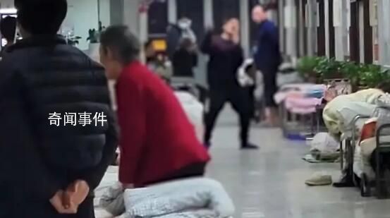 男子情緒崩潰在醫院走廊連扇耳光 引起周圍患者及家屬圍觀