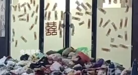 殯葬店開小區門口被倒垃圾貼衛生巾 店主非常的郁悶委屈
