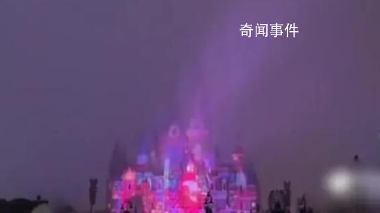 上海迪士尼限定煙花秀被大霧籠罩 變成灰蒙蒙的