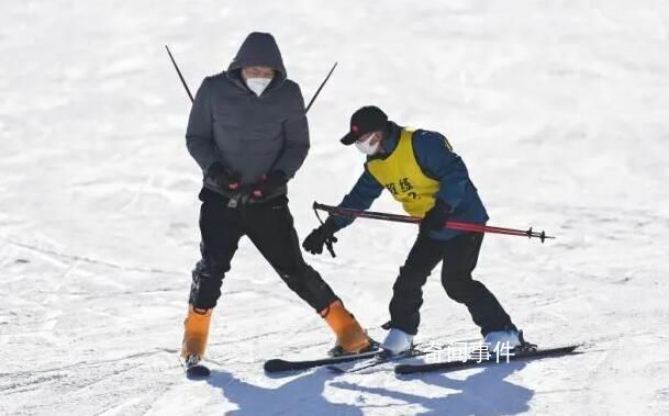 2萬元請的滑雪教練不會穿雪鞋 記者調(diào)查滑雪教練魚龍混雜問題