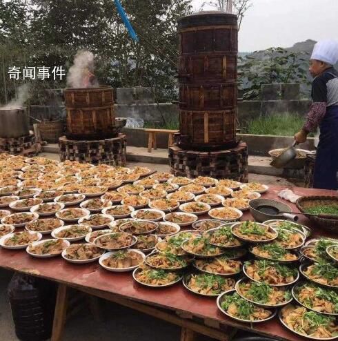 眾人戶外吃席8個(gè)涼菜被凍成“硬菜” 眾賓客冒風(fēng)雪在戶外吃席