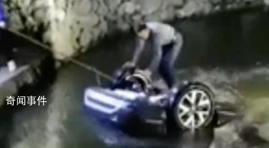 新手司機駕車墜入水塘 一家三口身亡