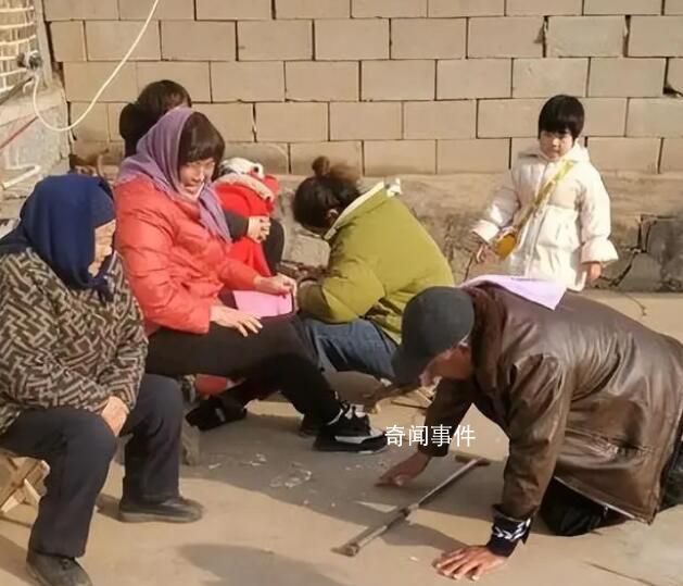 7旬老人給93歲岳母磕頭拜年 兩人還聊了一會岳母看上去十分開心