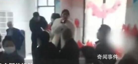 江西小縣城相親大會(huì)20男相1女 這個(gè)比例看起來(lái)是有點(diǎn)大大失衡了