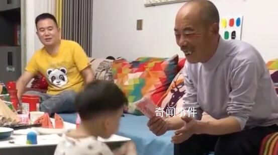 孫子給爺爺磕完頭 轉(zhuǎn)頭讓爺爺跪下