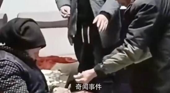 8旬老人給108歲媽媽磕頭要紅包  網(wǎng)友稱(chēng)，太幸福了