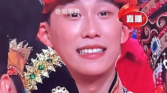 微笑19秒群演小哥火了:平時也這么笑