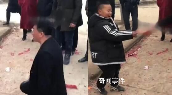 河南40歲男子給8歲男孩磕頭拜年 拍攝者：大人應該叫小孩爺爺