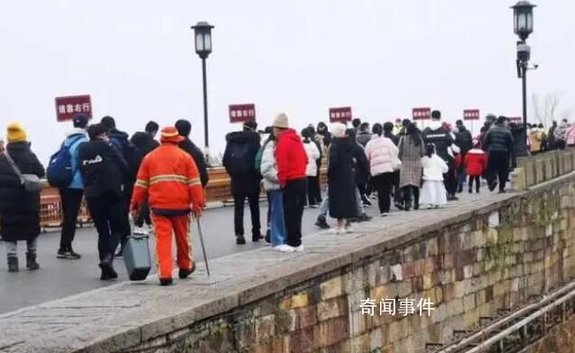 西湖初一客流增長362.39% 重現人從眾