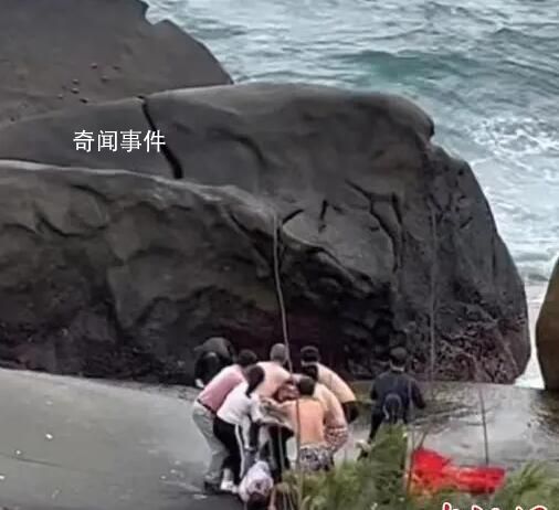 父子卷入海浪游客脫衣擰繩救援 男孩母親當即跪謝眾人