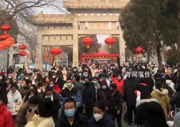 現場:多地景區迎客流高峰 人山人海