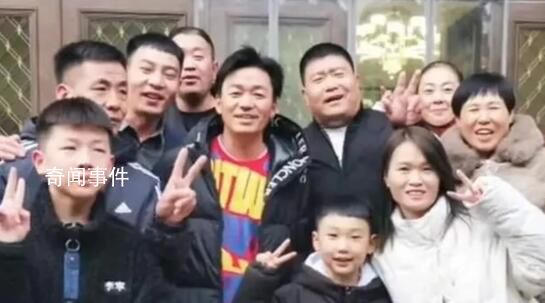 王寶強回村過年與村民合影來者不拒 來者不拒被贊沒架子