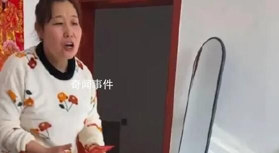 孫子拜年磕頭用力過猛心疼壞奶奶 果然還是隔代親