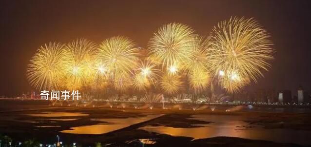 絢爛煙花送祝福 絢爛繽紛的煙花在夜空中爭奇斗艷