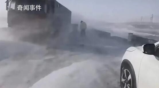 烏魯木齊等地現風吹雪 交通嚴重受阻