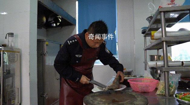 食堂阿姨吃到民警為她做的年夜飯 看到這一桌年夜飯哭了
