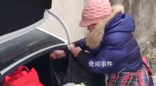 男子返程后備箱被媽媽裝了個菜市場 網友：返程行李滿滿都是愛