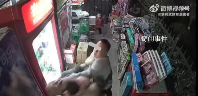 老人護孩子用腳擋狗遭狗主人鎖喉推倒 孩子也被嚇得哇哇大哭