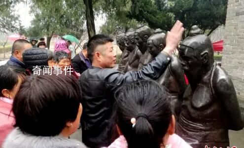 游客排長隊打秦檜雕像 有人拿鞋底猛抽