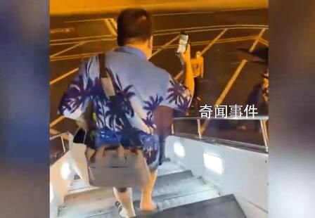 男子穿短褲從三亞回東北凍得發抖 惹得眾人連連回頭
