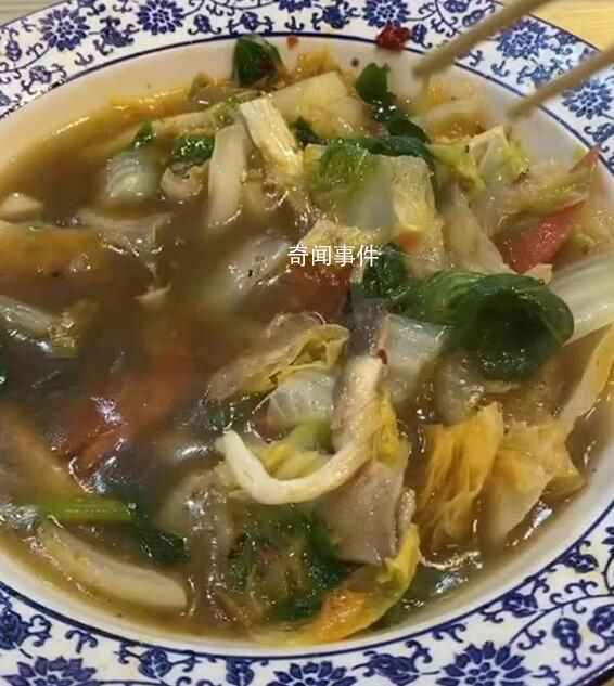 商家回應(yīng)58元燴菜一片肉沒(méi)有 商家：沒(méi)法解釋她吃到一半拍的視頻