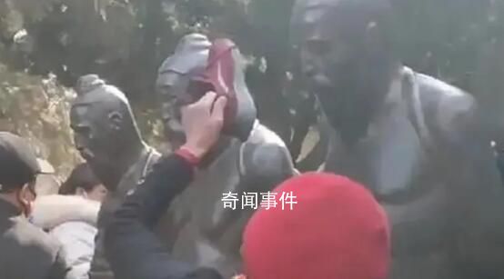 景區(qū)工作人員:不提倡用鞋打秦檜像