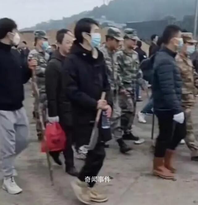 胡鑫宇父親尋人時被問“怎么還在找”
