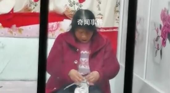 兒子將返程 媽媽深夜為其洗鞋烤干