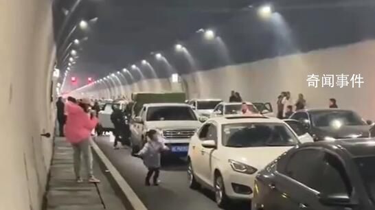 節后返程堵車 眾人隧道內跳繩打球
